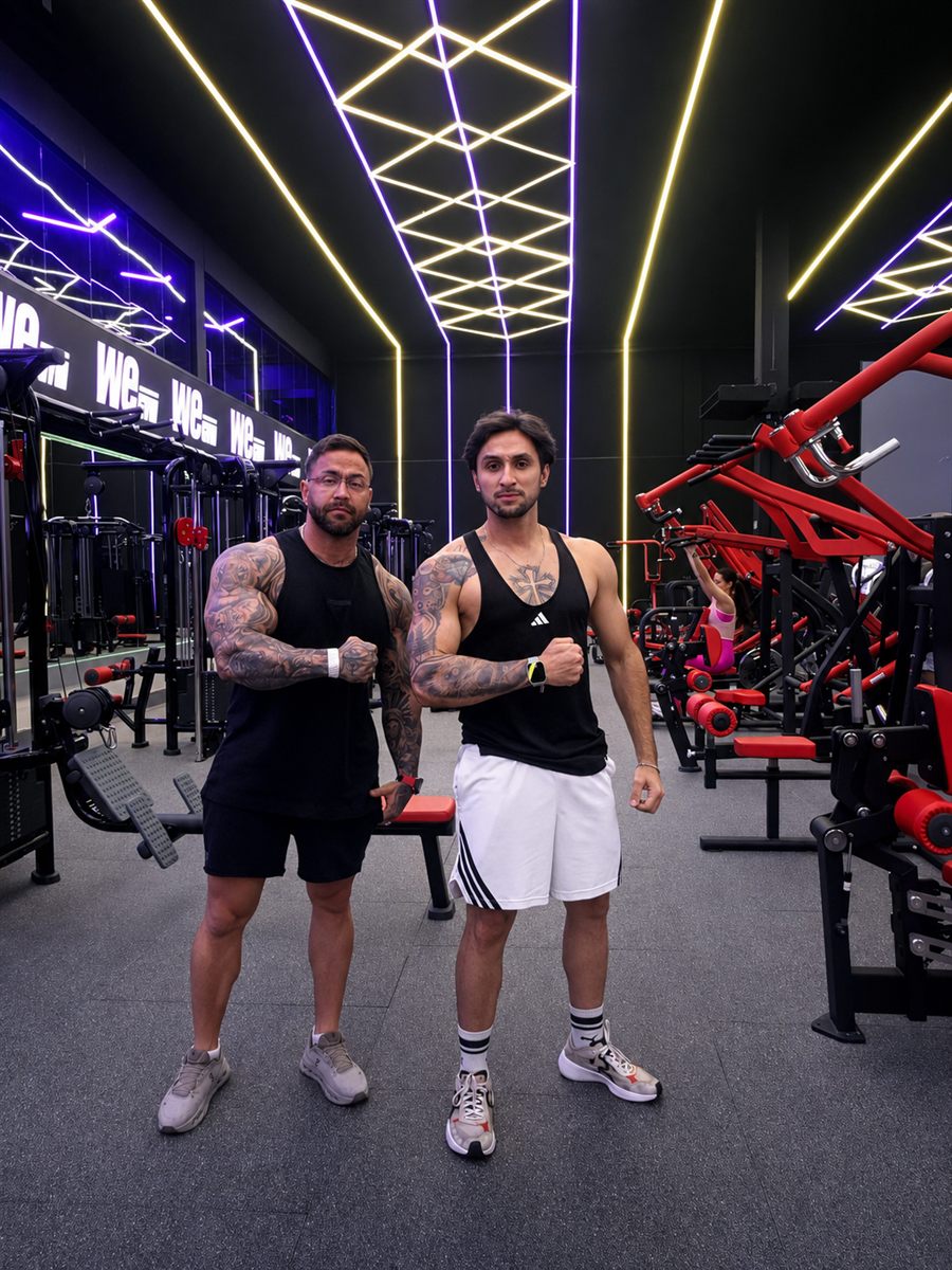 Fábio Vivaldini com aluno na academia