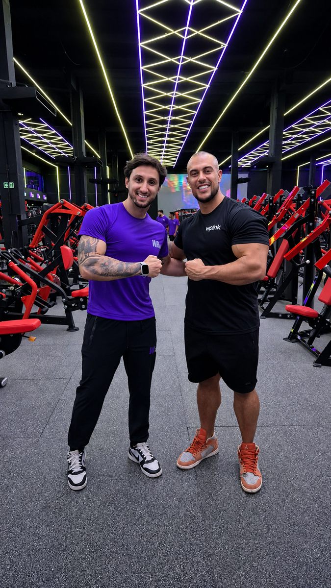 Fábio Vivaldini com aluno na academia